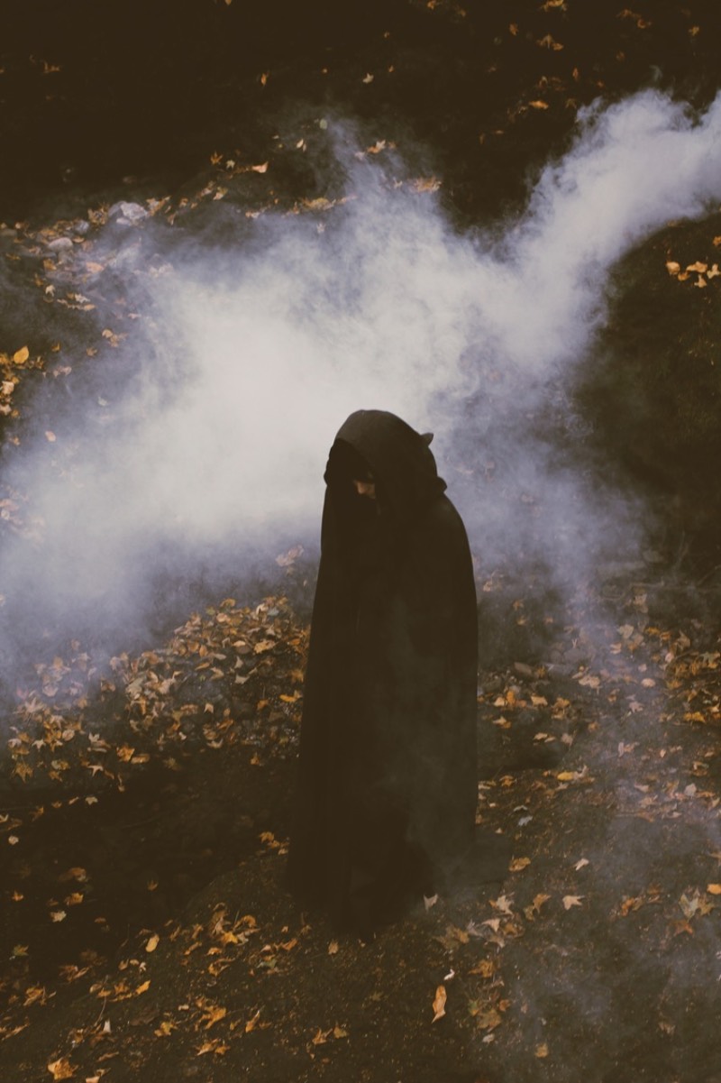 O que me chamou a atenção no trabalho de Courtney Brooke foi a forma com a qual ela usa de uma estética bem interessante para trabalhar com as questões da nossa existência através de um processo de trabalho que me soa similar a um ritual de exorcismo. Ela cria ilusões fotográficas que lidam com imagens removidas direto do nosso subconsciente e é por isso mesmo que tive problemas na seleção das imagens que você pode ver por aqui. Afinal, é bem complicado decidir quais seriam as melhores fotos de um portfólio tão completo quanto o de Courtney Brooke. 