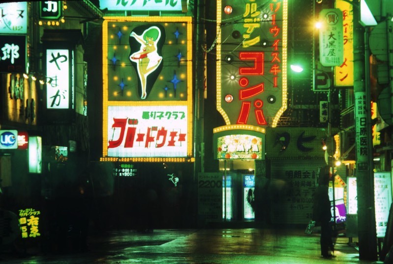 Greg Girard é um fotógrafo conhecido pelas suas explorações de cidade asiáticas como Xangai e Hong Kong. Porém, eu não vou escrever sobre essas cidades e sim sobre como ele documentou a capital do Japão no início da sua carreira. 