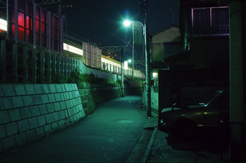 Greg Girard é um fotógrafo conhecido pelas suas explorações de cidade asiáticas como Xangai e Hong Kong. Porém, eu não vou escrever sobre essas cidades e sim sobre como ele documentou a capital do Japão no início da sua carreira. 