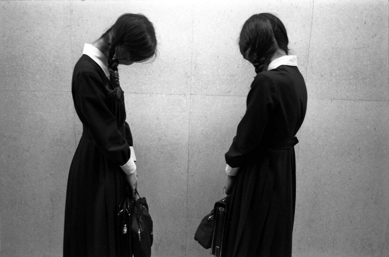 Greg Girard é um fotógrafo conhecido pelas suas explorações de cidade asiáticas como Xangai e Hong Kong. Porém, eu não vou escrever sobre essas cidades e sim sobre como ele documentou a capital do Japão no início da sua carreira. 