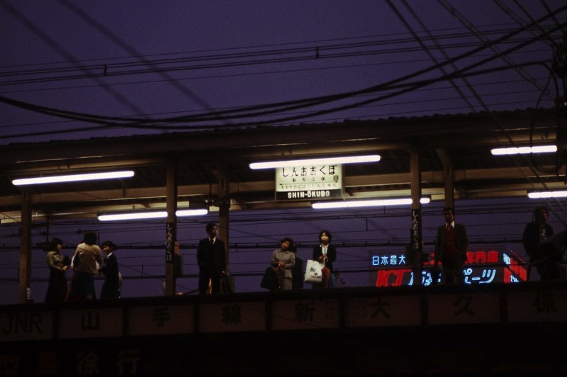 Greg Girard é um fotógrafo conhecido pelas suas explorações de cidade asiáticas como Xangai e Hong Kong. Porém, eu não vou escrever sobre essas cidades e sim sobre como ele documentou a capital do Japão no início da sua carreira. 