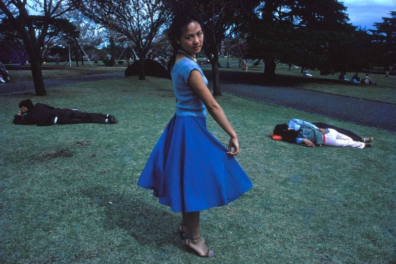 Greg Girard é um fotógrafo conhecido pelas suas explorações de cidade asiáticas como Xangai e Hong Kong. Porém, eu não vou escrever sobre essas cidades e sim sobre como ele documentou a capital do Japão no início da sua carreira. 