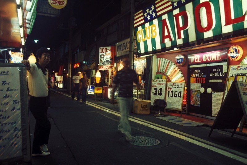 Greg Girard é um fotógrafo conhecido pelas suas explorações de cidade asiáticas como Xangai e Hong Kong. Porém, eu não vou escrever sobre essas cidades e sim sobre como ele documentou a capital do Japão no início da sua carreira. 
