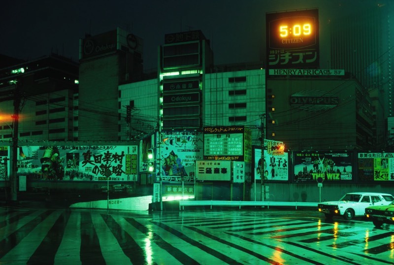 Greg Girard é um fotógrafo conhecido pelas suas explorações de cidade asiáticas como Xangai e Hong Kong. Porém, eu não vou escrever sobre essas cidades e sim sobre como ele documentou a capital do Japão no início da sua carreira. 
