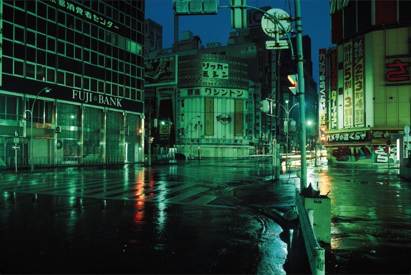 Greg Girard é um fotógrafo conhecido pelas suas explorações de cidade asiáticas como Xangai e Hong Kong. Porém, eu não vou escrever sobre essas cidades e sim sobre como ele documentou a capital do Japão no início da sua carreira. 