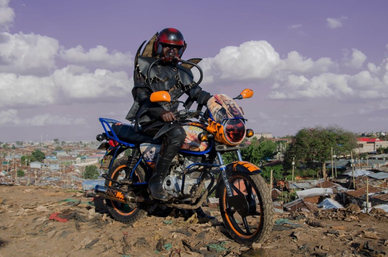 Boda Boda Madness é o nome do projeto criado pelo fotógrafo holandês Jan Hoek e o designer de moda ugandense-queniano Bobbin Case, onde eles capturam um pouco da louca estética dos mototáxis de Nairobi. Os Boda Boda, como os mototáxis são chamados no Quênia, são famosos pela estética diferenciada de suas motos. 