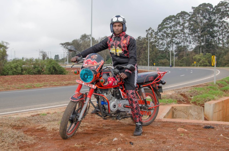 Boda Boda Madness é o nome do projeto criado pelo fotógrafo holandês Jan Hoek e o designer de moda ugandense-queniano Bobbin Case, onde eles capturam um pouco da louca estética dos mototáxis de Nairobi. Os Boda Boda, como os mototáxis são chamados no Quênia, são famosos pela estética diferenciada de suas motos. 