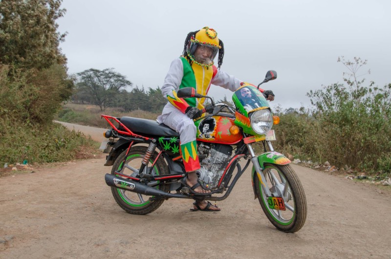 Boda Boda Madness é o nome do projeto criado pelo fotógrafo holandês Jan Hoek e o designer de moda ugandense-queniano Bobbin Case, onde eles capturam um pouco da louca estética dos mototáxis de Nairobi. Os Boda Boda, como os mototáxis são chamados no Quênia, são famosos pela estética diferenciada de suas motos. 