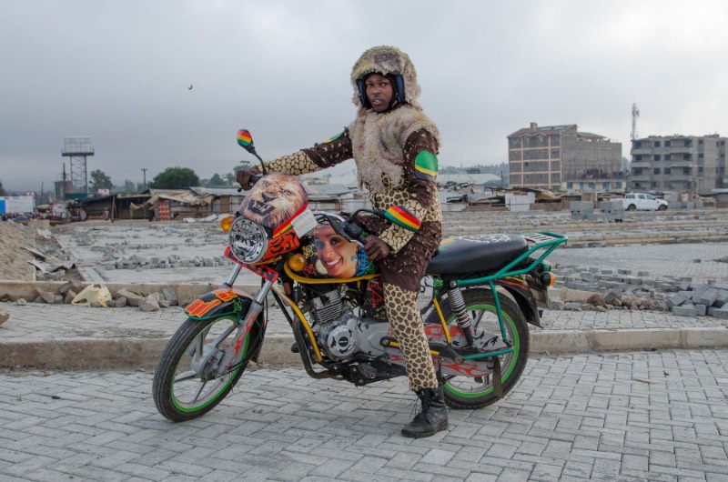 Boda Boda Madness é o nome do projeto criado pelo fotógrafo holandês Jan Hoek e o designer de moda ugandense-queniano Bobbin Case, onde eles capturam um pouco da louca estética dos mototáxis de Nairobi. Os Boda Boda, como os mototáxis são chamados no Quênia, são famosos pela estética diferenciada de suas motos. 