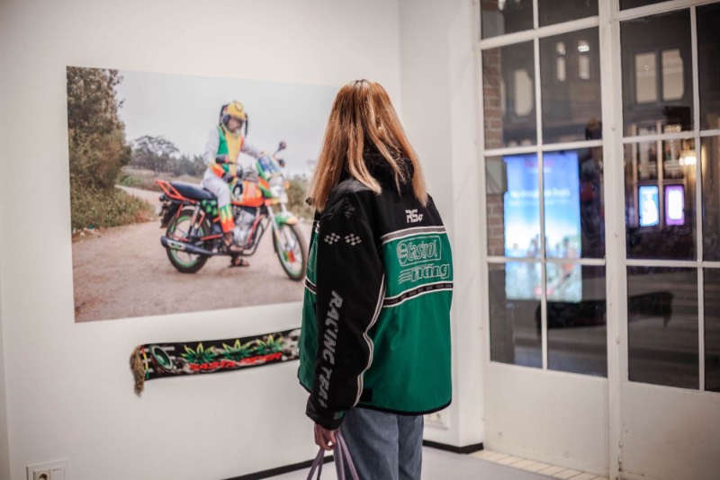 O projeto colaborativo Boda Boda Madness começou quando Bobbin Case e Jan Noek se depararam com os mototáxis de Nairobi. A estranha estéticas das motocicletas utilizadas nesse serviço acabaram alimentando a criatividade dessa dupla de artistas e eles ficaram pensando em como documentar o que eles viram pelas ruas. Foi assim que eles chegaram a conclusão de que eles precisavam criar uniformes com uma estética similar. Afinal, não são só as motocicletas que precisam ter um visual diferenciado.