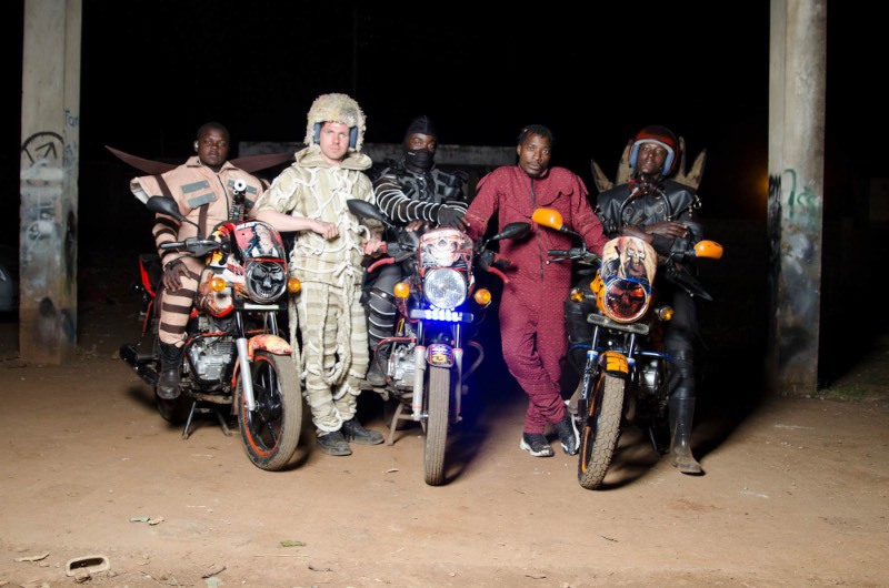 O projeto colaborativo Boda Boda Madness começou quando Bobbin Case e Jan Noek se depararam com os mototáxis de Nairobi. A estranha estéticas das motocicletas utilizadas nesse serviço acabaram alimentando a criatividade dessa dupla de artistas e eles ficaram pensando em como documentar o que eles viram pelas ruas. Foi assim que eles chegaram a conclusão de que eles precisavam criar uniformes com uma estética similar. Afinal, não são só as motocicletas que precisam ter um visual diferenciado.