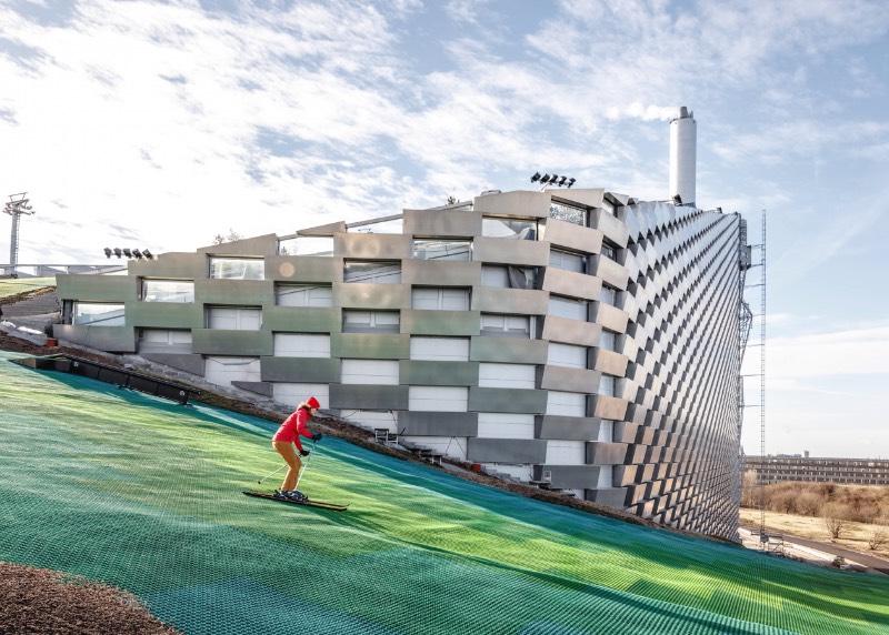 Copenhagen, a capital da Dinamarca, prometeu a seus cidadãos que seria a primeira cidade a neutralizar o carbono. Tudo isso precisa ser feito até 2025 e um dos projetos chave da cidade para colocar isso em prático é conhecido como CopenHill, criação dos designers do Bjarke Ingels Group. 