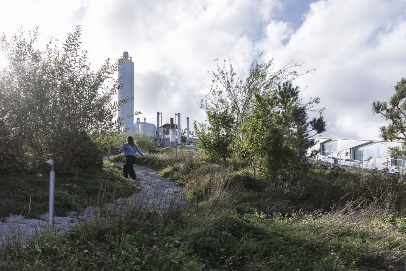 Copenhagen, a capital da Dinamarca, prometeu a seus cidadãos que seria a primeira cidade a neutralizar o carbono. Tudo isso precisa ser feito até 2025 e um dos projetos chave da cidade para colocar isso em prático é conhecido como CopenHill, criação dos designers do Bjarke Ingels Group. 