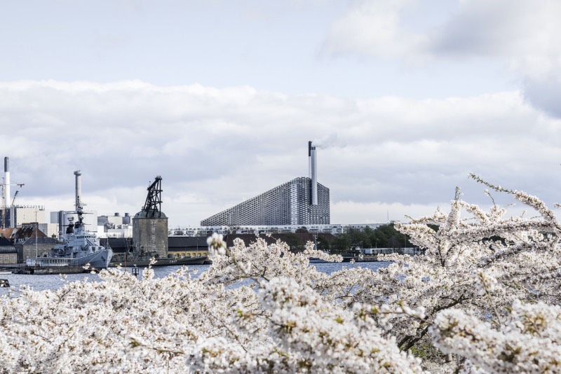 Copenhagen, a capital da Dinamarca, prometeu a seus cidadãos que seria a primeira cidade a neutralizar o carbono. Tudo isso precisa ser feito até 2025 e um dos projetos chave da cidade para colocar isso em prático é conhecido como CopenHill, criação dos designers do Bjarke Ingels Group. 