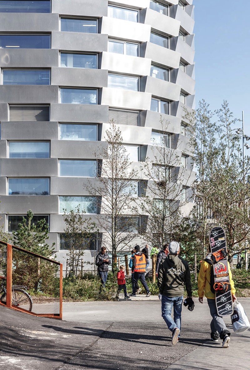 Copenhagen, a capital da Dinamarca, prometeu a seus cidadãos que seria a primeira cidade a neutralizar o carbono. Tudo isso precisa ser feito até 2025 e um dos projetos chave da cidade para colocar isso em prático é conhecido como CopenHill, criação dos designers do Bjarke Ingels Group. 