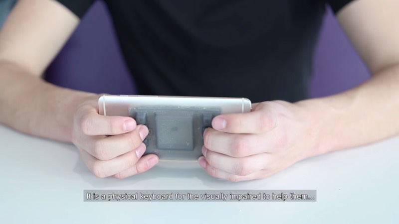 Hable One é um teclado especial que serve para ajudar deficientes visuais a escrever e enviar mensagens em braille, direto no smartphone. Esse produto foi o vencedor do Prêmio de Inovação de Philips e é algo que, tenho certeza, seria útil para milhares de pessoas ao redor do mundo. 