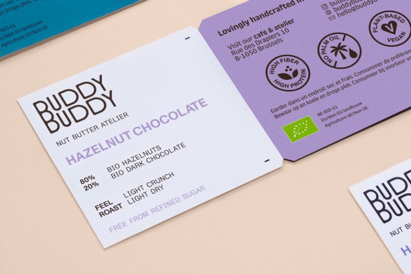 Você não deve conhecer a Buddy Buddy mas eles são uma marca de manteiga de nozes lá da Bélgica. Eles entraram em contato com o pessoal do By Futura para criar uma identidade visual que tivesse uma apresentação jovem e que não se levasse muito a sério. Nas imagens abaixo, você vai poder ver melhor do que eles fizeram. 