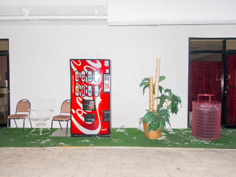  Conheci o trabalho de fotografia de Josh Ethan Johnson há poucos dias, quando um colega de trabalho veio a minha mesa me mostrar a conta de instagram do fotógrafo e ficamos nos indagando sobre as imagens que existiam por lá. As perguntas surgiram porque ele parece conseguir explorar a fotografia de rua de um jeito moderno e interessante, de um jeito que eu não havia visto direito antes.