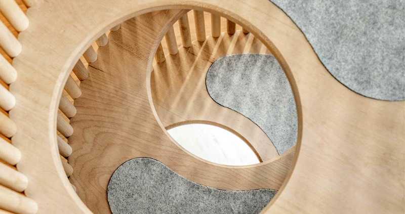 Se você é fã de gatos mas não quer colocar uma cat tree no meio da sua sala que tenha um visual estranho, esse artigo aqui é para você. Afinal, o trabalho do designer Yoh Komiyama em colaboração com o estúdio japonês Rinn criou o NEKO Cat Tree que é, facilmente, a árvore de gatos mais bonita que eu já vi na vida.