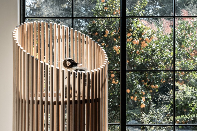 Se você é fã de gatos mas não quer colocar uma cat tree no meio da sua sala que tenha um visual estranho, esse artigo aqui é para você. Afinal, o trabalho do designer Yoh Komiyama em colaboração com o estúdio japonês Rinn criou o NEKO Cat Tree que é, facilmente, a árvore de gatos mais bonita que eu já vi na vida.