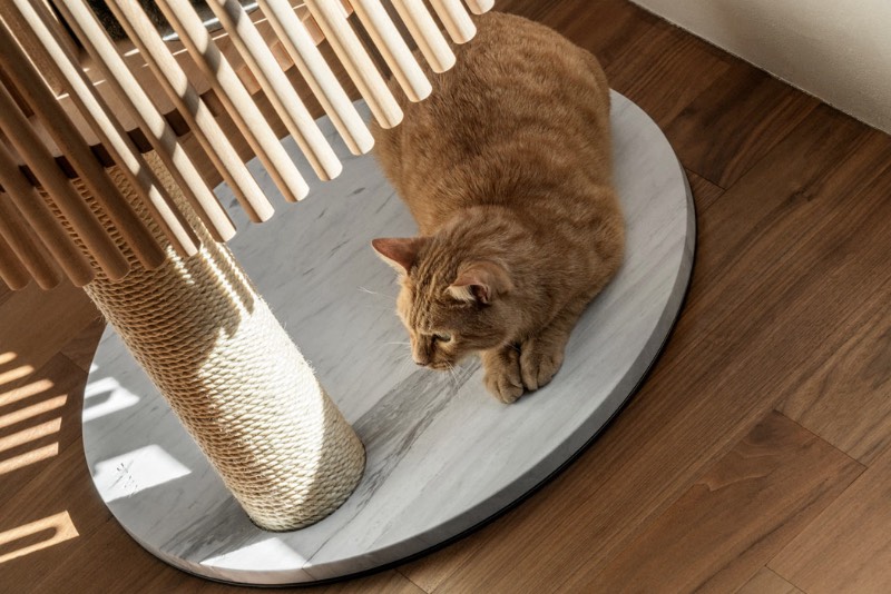 Se você é fã de gatos mas não quer colocar uma cat tree no meio da sua sala que tenha um visual estranho, esse artigo aqui é para você. Afinal, o trabalho do designer Yoh Komiyama em colaboração com o estúdio japonês Rinn criou o NEKO Cat Tree que é, facilmente, a árvore de gatos mais bonita que eu já vi na vida.