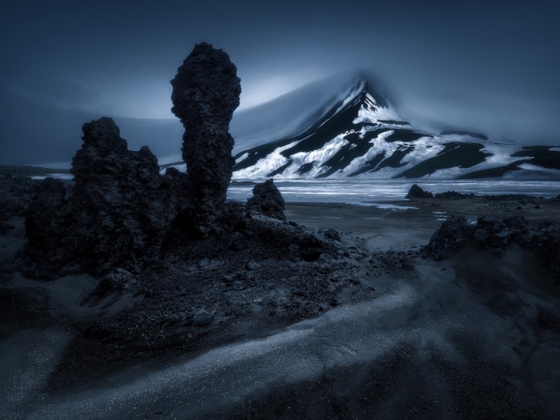 Quando Isabella Tabacchi resolveu desbravar as belezas naturais da península de Kamchatka, ela queria descobrir uma paisagem natural inédita. Uma paisagem que só é quebrada quando pequenas vilas e a cidade de Petropavlovsk-Kam?atskij aparecem no horizonte. Fora isso, tudo é composto de uma beleza natural não tocada pela mão do homem. São florestas gigantes e volcões que parecem um cenário de filme. 