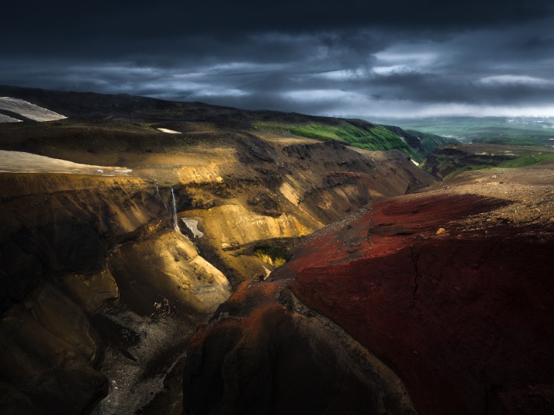 No verão de 2019, a fotógrafa Isabella Tabacchi visitou a península de Kamchatka, um dos lugares mais remotos da Rússia, e algumas das fotos que ela fez por lá podem ser vistas logo abaixo e, também, no seu perfil do Behance. A ideia dela era de desbravar e descobrir um cenário natural diferente do que ela conhece. Um lugar quase selvagem que pudesse ser documentado com suas lentes. E parece que ela conseguiu fazer isso sem muitos problemas.