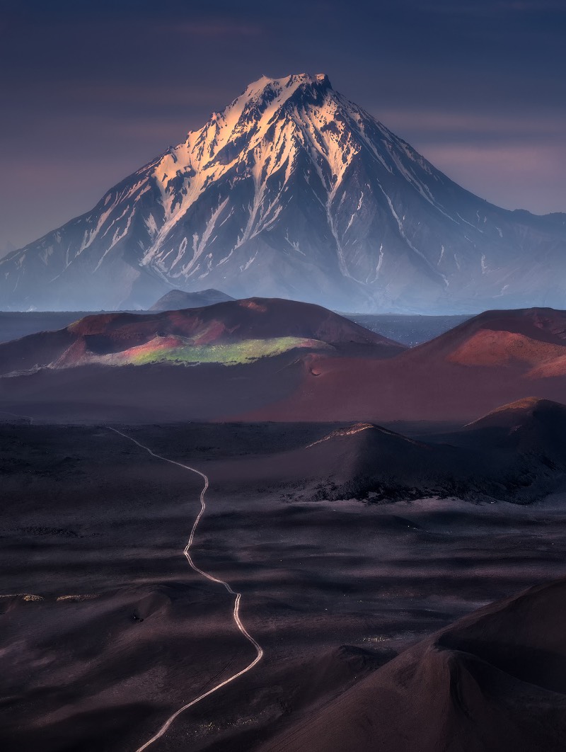 Quando Isabella Tabacchi resolveu desbravar as belezas naturais da península de Kamchatka, ela queria descobrir uma paisagem natural inédita. Uma paisagem que só é quebrada quando pequenas vilas e a cidade de Petropavlovsk-Kam?atskij aparecem no horizonte. Fora isso, tudo é composto de uma beleza natural não tocada pela mão do homem. São florestas gigantes e volcões que parecem um cenário de filme. 