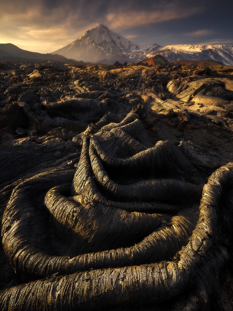 No verão de 2019, a fotógrafa Isabella Tabacchi visitou a península de Kamchatka, um dos lugares mais remotos da Rússia, e algumas das fotos que ela fez por lá podem ser vistas logo abaixo e, também, no seu perfil do Behance. A ideia dela era de desbravar e descobrir um cenário natural diferente do que ela conhece. Um lugar quase selvagem que pudesse ser documentado com suas lentes. E parece que ela conseguiu fazer isso sem muitos problemas.