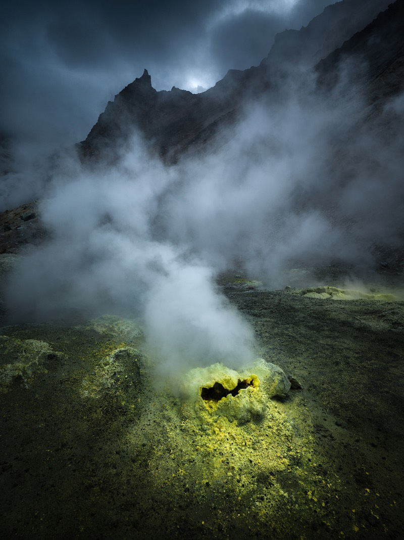 No verão de 2019, a fotógrafa Isabella Tabacchi visitou a península de Kamchatka, um dos lugares mais remotos da Rússia, e algumas das fotos que ela fez por lá podem ser vistas logo abaixo e, também, no seu perfil do Behance. A ideia dela era de desbravar e descobrir um cenário natural diferente do que ela conhece. Um lugar quase selvagem que pudesse ser documentado com suas lentes. E parece que ela conseguiu fazer isso sem muitos problemas.