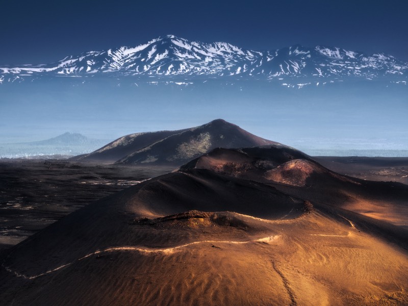 No verão de 2019, a fotógrafa Isabella Tabacchi visitou a península de Kamchatka, um dos lugares mais remotos da Rússia, e algumas das fotos que ela fez por lá podem ser vistas logo abaixo e, também, no seu perfil do Behance. A ideia dela era de desbravar e descobrir um cenário natural diferente do que ela conhece. Um lugar quase selvagem que pudesse ser documentado com suas lentes. E parece que ela conseguiu fazer isso sem muitos problemas.
