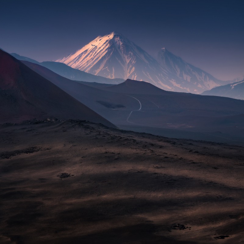No verão de 2019, a fotógrafa Isabella Tabacchi visitou a península de Kamchatka, um dos lugares mais remotos da Rússia, e algumas das fotos que ela fez por lá podem ser vistas logo abaixo e, também, no seu perfil do Behance. A ideia dela era de desbravar e descobrir um cenário natural diferente do que ela conhece. Um lugar quase selvagem que pudesse ser documentado com suas lentes. E parece que ela conseguiu fazer isso sem muitos problemas.