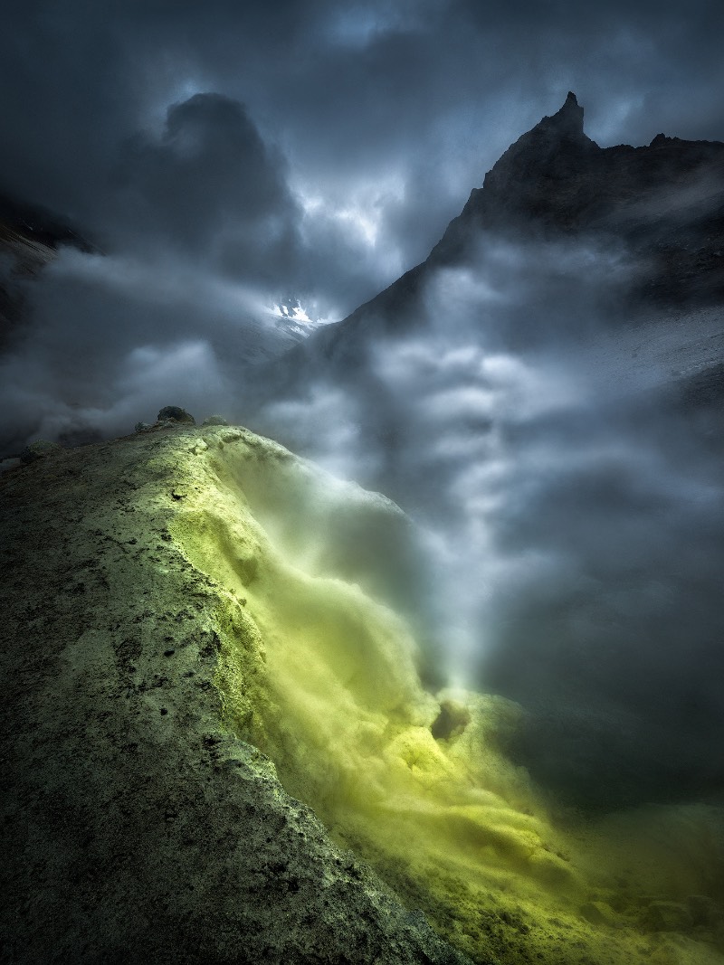 No verão de 2019, a fotógrafa Isabella Tabacchi visitou a península de Kamchatka, um dos lugares mais remotos da Rússia, e algumas das fotos que ela fez por lá podem ser vistas logo abaixo e, também, no seu perfil do Behance. A ideia dela era de desbravar e descobrir um cenário natural diferente do que ela conhece. Um lugar quase selvagem que pudesse ser documentado com suas lentes. E parece que ela conseguiu fazer isso sem muitos problemas.