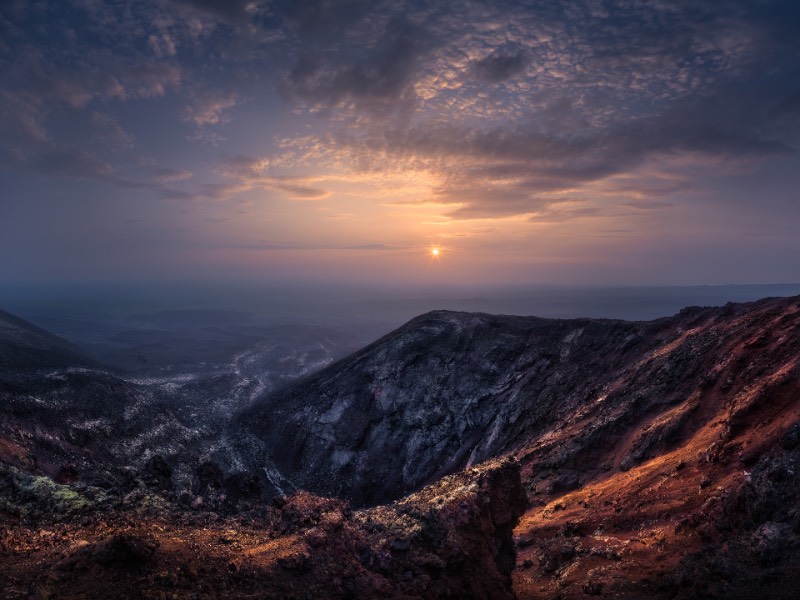 Quando Isabella Tabacchi resolveu desbravar as belezas naturais da península de Kamchatka, ela queria descobrir uma paisagem natural inédita. Uma paisagem que só é quebrada quando pequenas vilas e a cidade de Petropavlovsk-Kam?atskij aparecem no horizonte. Fora isso, tudo é composto de uma beleza natural não tocada pela mão do homem. São florestas gigantes e volcões que parecem um cenário de filme. 