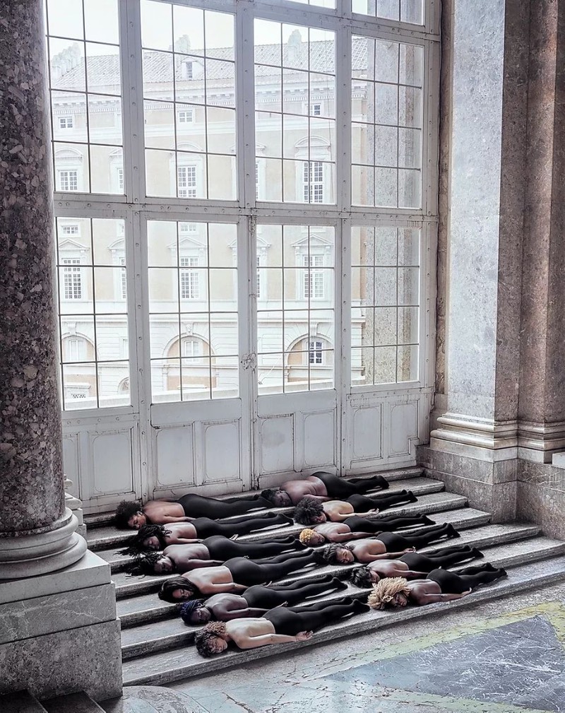 A estética que Giuseppe Palmisano explora é bem reconhecível como característica do fotógrafo. Nela, você pode observar referências de um minimalismo e de um certo surrealismo. O resultado são imagens que tem uma simplicidade visual mas passam uma mensagem forte. Tudo isso com um estilo harmonioso. E, para mim, ele parece saber o que quer quando fez as fotos que selecionei direto de seu portfólio. Mas, deixo para você a oportunidade de ver se eu estou certo quando se trata disso.