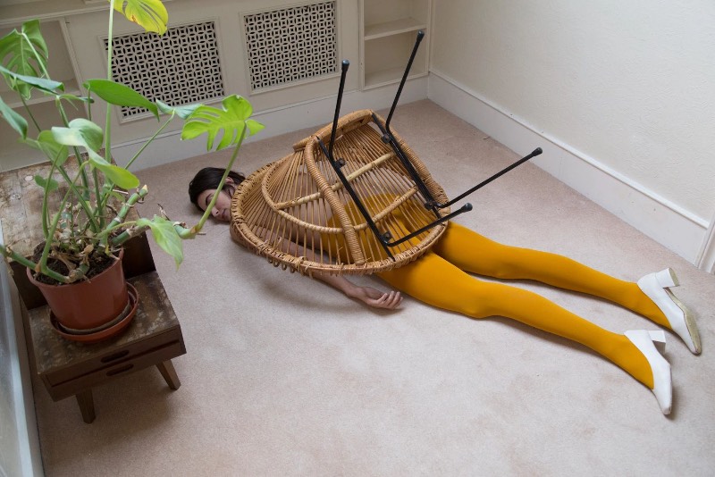 A estética que Giuseppe Palmisano explora é bem reconhecível como característica do fotógrafo. Nela, você pode observar referências de um minimalismo e de um certo surrealismo. O resultado são imagens que tem uma simplicidade visual mas passam uma mensagem forte. Tudo isso com um estilo harmonioso. E, para mim, ele parece saber o que quer quando fez as fotos que selecionei direto de seu portfólio. Mas, deixo para você a oportunidade de ver se eu estou certo quando se trata disso.
