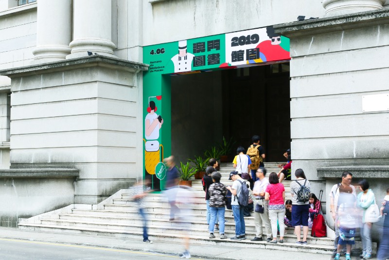São muitas as maneiras que existem para aproveitar a vida no máximo. Uma dessas maneiras é através da leitura. Esse foi o tema da Semana de Biblioteca de Macau de 2019 no design de Au Chon Hin e Nga Ian Si.