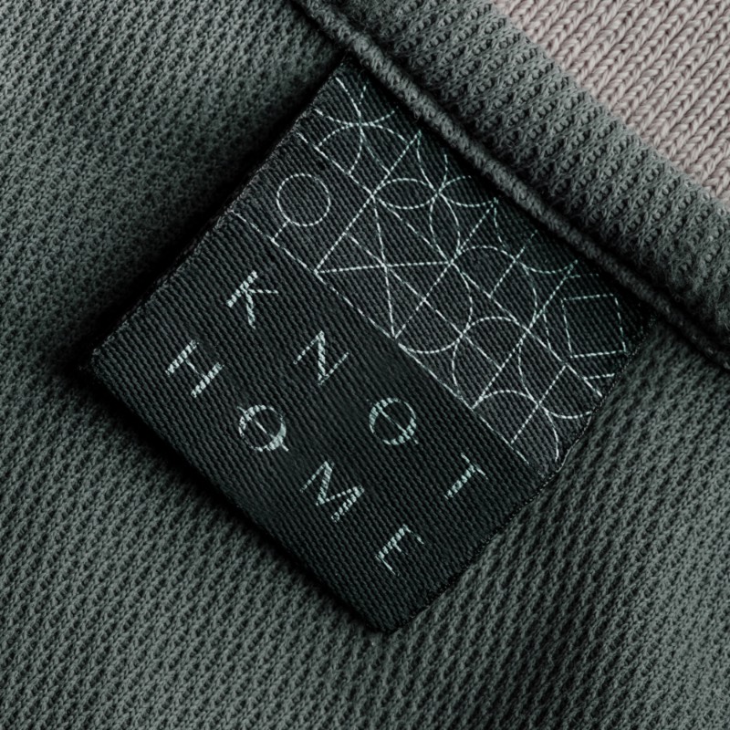 A Knot Home é uma loja online que oferece tapetes persas com um visual moderno, servindo como uma conexão entre os produtores e o resto do mundo através de seu serviço de entrega. Seus produtos são uma perfeita combinação da riqueza da antiguidade com a elegância moderna e foi isso que o noruegues da Tank tentaram combinar com o design que você pode ver logo abaixo. 