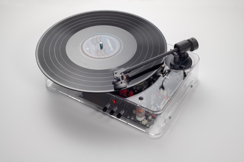 Sou fã de toca discos e sou ainda mais fã de objetos transparentes já que acho bem interessante observar como que as coisas são por dentro. Por isso mesmo que fiquei desejando esse toca discos transparente criado pelo pessoal da Gearbox Records. Quando descobri que o visual foi inspirado no design de Dieter Rams, ele entrou para minha wishlist.