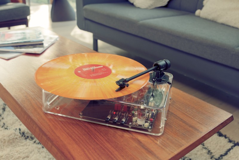 Sou fã de toca discos e sou ainda mais fã de objetos transparentes já que acho bem interessante observar como que as coisas são por dentro. Por isso mesmo que fiquei desejando esse toca discos transparente criado pelo pessoal da Gearbox Records. Quando descobri que o visual foi inspirado no design de Dieter Rams, ele entrou para minha wishlist.