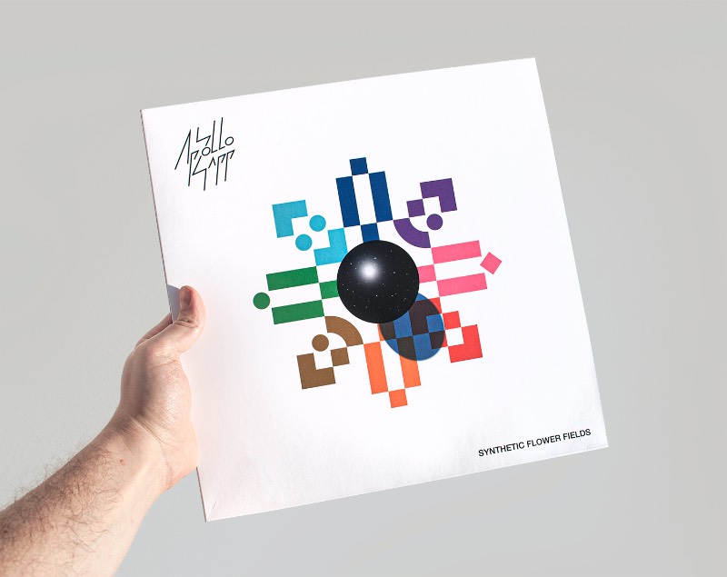 O portfólio de design e ilustração do italiano Alessandro Strickner é repleto de cores fortes, formas abstratas, uma tipografia excepcional e uma atmosfera futurística que algumas vezes me lembra mais os anos oitenta do que o presente. Foram esses elementos que me chamaram a atenção no portfólio desse designer e acredito que você precisa conhecer seu trabalho.