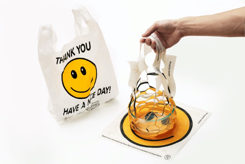 Quando o estado de Nova Iorque baniu o uso de sacolas plásticas, algumas pessoas resolveram reclamar e outras resolveram usar dessa oportunidade para criar alternativas interessantes que misturassem o design com a sustentabilidade. Foi isso que o Placeholder fez com a sacola biodegradável de bambu que cria uma alternativa ecologicamente correta com toda a conveniência possível.