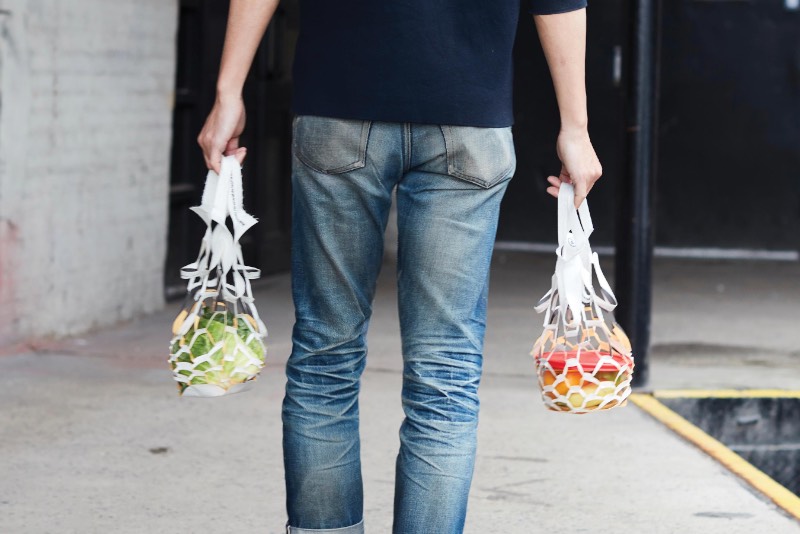 Quando o estado de Nova Iorque baniu o uso de sacolas plásticas, algumas pessoas resolveram reclamar e outras resolveram usar dessa oportunidade para criar alternativas interessantes que misturassem o design com a sustentabilidade. Foi isso que o Placeholder fez com a sacola biodegradável de bambu que cria uma alternativa ecologicamente correta com toda a conveniência possível.