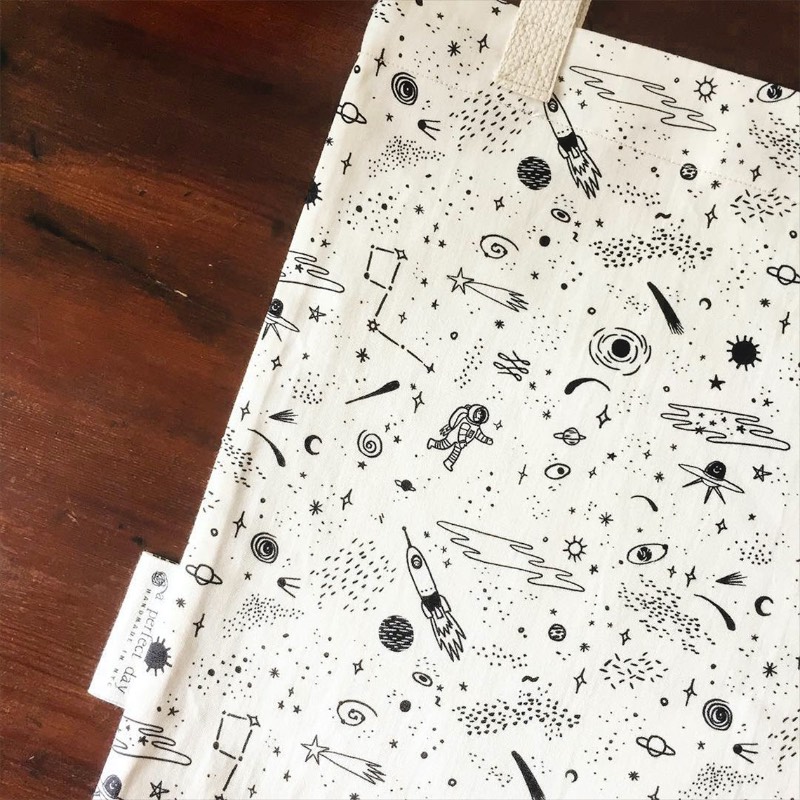 Giulia Sagramola é uma ilustradora, cartunista e designer italiana que diz ser apaixonada com tudo que é relacionado com cachorros, quadrinhos e a cultura pop japonesa. Talvez, por isso mesmo que ela passa grande parte do seu tempo desenhando e criando histórias. Além de, claro, ilustrações para seus clientes. 