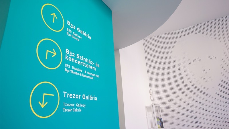 Adam Katyi é um designer e tipógrafo que estudou Type and Media na Royal Academy of Art em The Hague, na Holanda. Desde então, seu trabalho anda sendo voltado para a tipografia e o design gráfico. Foi assim que ele acabou fundando seu próprio estúdio, o Hungarumlaut, em Graz, na Áustria. 