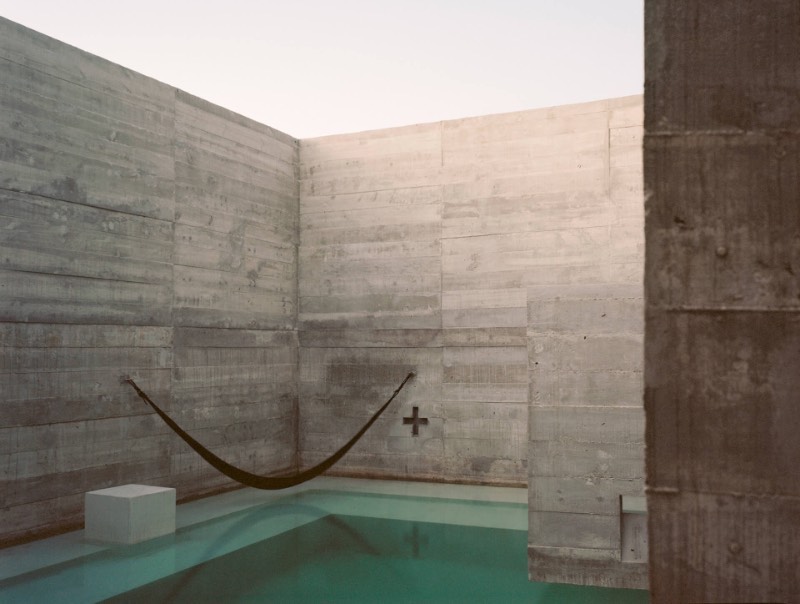 O que me chamou a atenção inicialmente na Casa Merida foi o massivo de concreto bruto em toda a sua fachada e pela totalidade da residência. Essa estética brutalista é algo que eu gosto muito e acredito que esse visual lembra quase que um lado industrial. Porém, um dos aspectos mais interessantes desse uso de concreto é a forma com a qual ele vai envelhecer de forma natural, sem muita manutenção e sem algum processo de tratamento. Deixando tudo com uma estética única. 