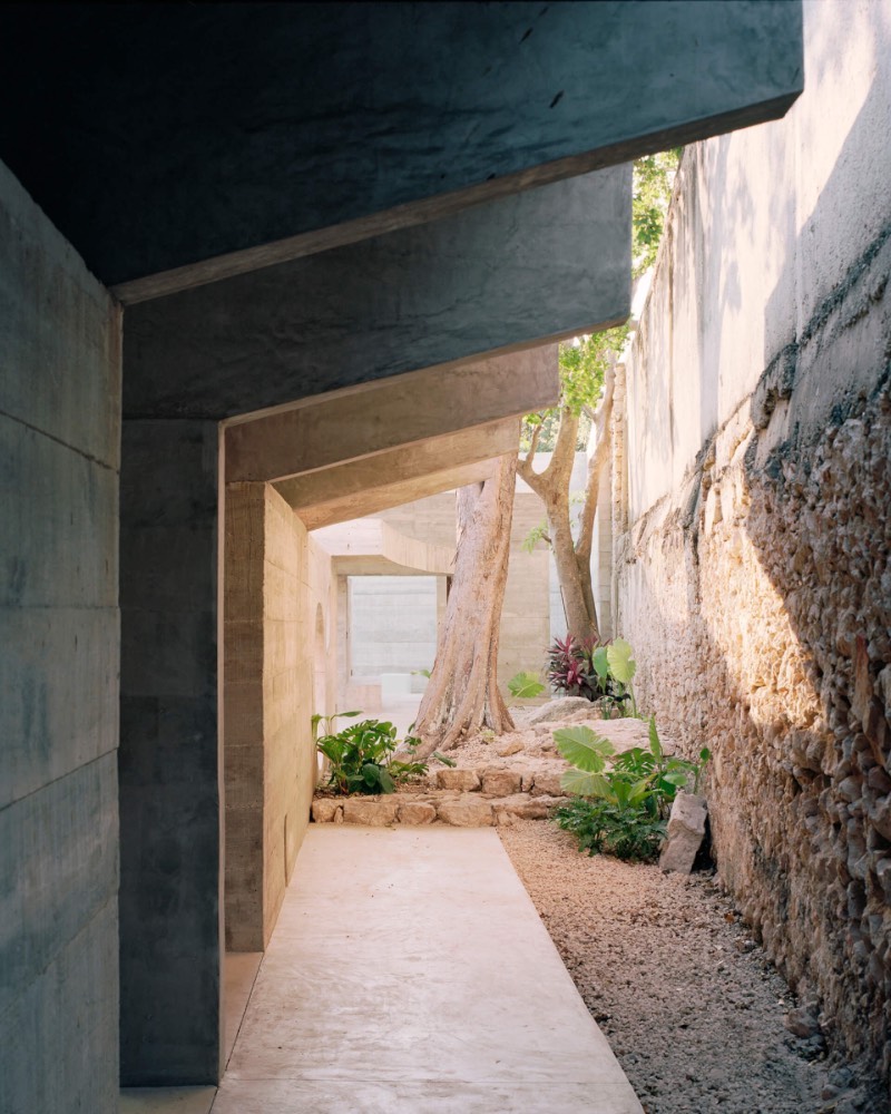 O que me chamou a atenção inicialmente na Casa Merida foi o massivo de concreto bruto em toda a sua fachada e pela totalidade da residência. Essa estética brutalista é algo que eu gosto muito e acredito que esse visual lembra quase que um lado industrial. Porém, um dos aspectos mais interessantes desse uso de concreto é a forma com a qual ele vai envelhecer de forma natural, sem muita manutenção e sem algum processo de tratamento. Deixando tudo com uma estética única. 