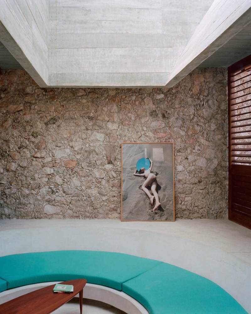 Recentemente, o arquiteto mexicano Ludwig Godefroy trabalhou com um projeto que acabou levando a criação da Casa Merida. Essa é uma residência para uma família localizada no centro histórico da cidade de Mérida, na capital do estado mexicano de Yucatán. Esse é um projeto residencial bem especial por suas proporções, suas referências visuais e o material utilizado no projeto.