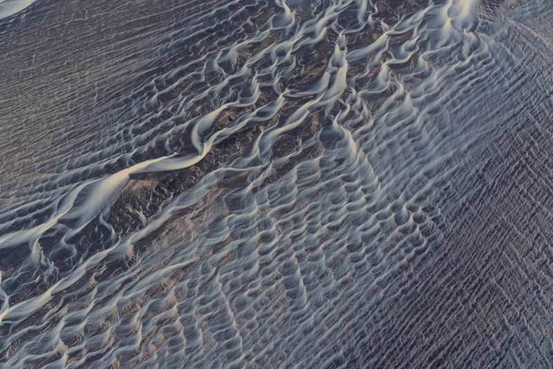 Durante as visitas que o fotógrafo austríaco Stefan Brenner fez a Islândia, ele passou a desenvolver um interesse visual as diferentes formas que a natureza tomava ao seu redor. Sempre documentando tudo ao seu redor, ele fotografou tudo aquilo que ele via. 