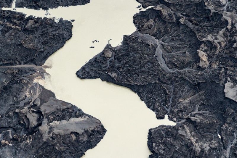 Durante as visitas que o fotógrafo austríaco Stefan Brenner fez a Islândia, ele passou a desenvolver um interesse visual as diferentes formas que a natureza tomava ao seu redor. Sempre documentando tudo ao seu redor, ele fotografou tudo aquilo que ele via. 